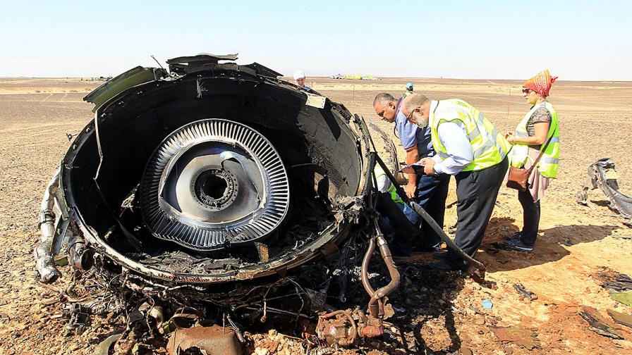Руският самолет се е разпаднал във въздуха