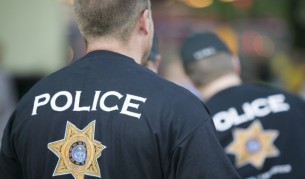 Полицаи танцуват на оживен булевард в Лондон