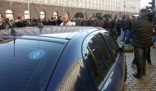 Полицаи блокираха движението пред МС (видео)