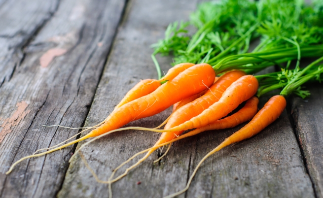 Морковите са храна, богата на антиоксидантни съединения. Те включват бета-каротин. Освен че защитават зрението ви, те противодействат на отрицателните ефекти от свободните радикали и слънцето. Това, заедно с минералите и водата в морковите, ви дават защитна бариера срещу остаряването на клетките. По този начин се предпазвате от преждевременното стареене и хроничните заболявания, свързани с него. Най-добре е да ги консумирате сурови. За тази цел може да ги включвате в салатите или в натуралните си сокове.