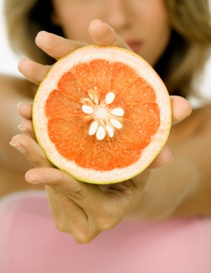 <p><strong>Грейпфрут &ndash; 42 калории / 100 г</strong></p>

<p>Има ниско съдържание на калории, но е пълен с хранителни вещества и е отличен източник на витамини А и В. Спомага за поддържането на здрава кожа, както и при загубата на тегло и борбата с много заболявания.</p>

<p>Според изследвания цитрусовите плодове като портокали и грейпфрут могат да намалят риска от инсулт. Открито е, че хората, консумиращи цитрусови плодове, намалили риска от исхемичен инсулт с 19% в сравнение с тези, които почти не ядат портокали и грейпфрути.</p>

<p><strong>Както и по-горе изброените плодове и зеленчуци, грейфрутите също спомагат за намаляване на кръвното налягане и риска от астма. Те са отличен източник на силни антиоксидани и витамин С, помагат при борбата с образуването на свободни радикали, причиняващи рак.</strong></p>

<p>Проучвания показват, че храни с високо съдържание на витамин С и бета каротин намаляват риска от рак. Интересен факт за грейпфрутите е, че могат да се прилагат и локално при увредена кожа, причинена от слънце или замърсяване, намаляват бръчките и подобряват текстурата на кожата.</p>