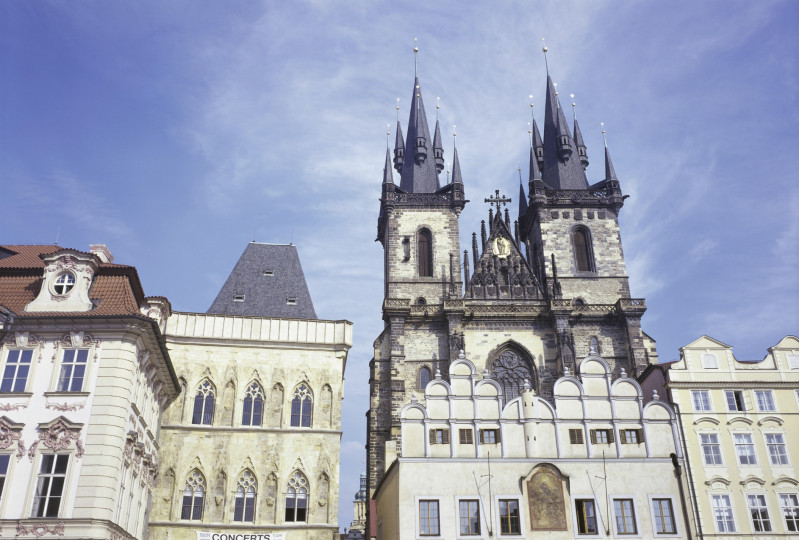 Прага е уникален град, разположен на река Вълтава и столица на една от най-достъпните за туризъм европейски страни – Чехия.

Този единствен по рода си град носи в себе си богато културно средство и е сред най-посещаваните туристически дестинации.

Прага е невероятна преди празниците. Градът е изпълнен със светлина и живот.