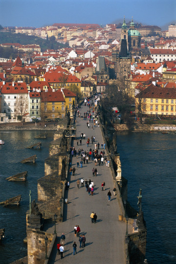 Прага е уникален град, разположен на река Вълтава и столица на една от най-достъпните за туризъм европейски страни – Чехия.

Този единствен по рода си град носи в себе си богато културно средство и е сред най-посещаваните туристически дестинации.

Прага е невероятна преди празниците. Градът е изпълнен със светлина и живот.