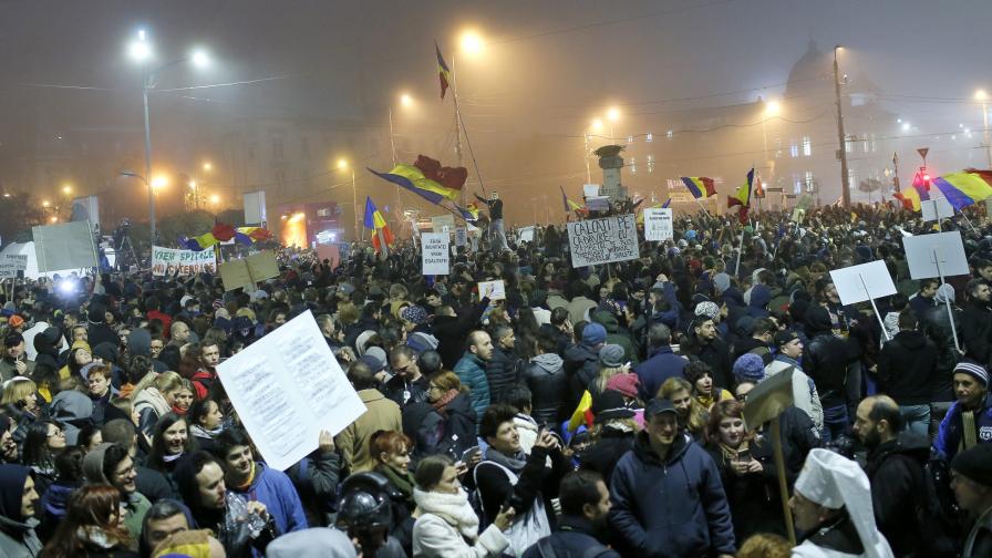 Протестите в Румъния продължават, освиркаха президента