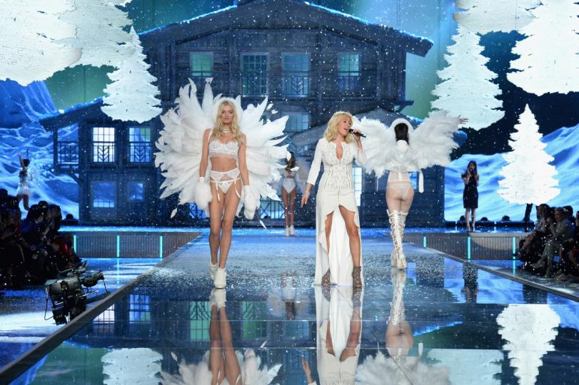 На 10 ноември в Ню Йорк се проведе юбилейното 20-то ревю на Victoria"s Secret. "Ангелите" разходиха по подиума сексапилни тела в новите модели бельо на марката, пращаха въздушни целувки на публиката и не спираха да се усмихват.