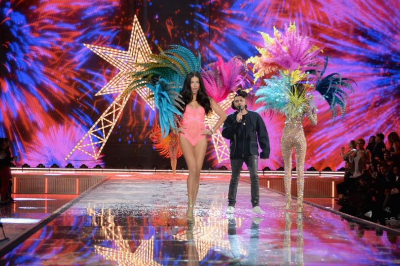 На 10 ноември в Ню Йорк се проведе юбилейното 20-то ревю на Victoria"s Secret. "Ангелите" разходиха по подиума сексапилни тела в новите модели бельо на марката, пращаха въздушни целувки на публиката и не спираха да се усмихват.