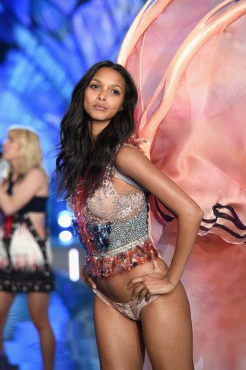 На 10 ноември в Ню Йорк се проведе юбилейното 20-то ревю на Victoria"s Secret. "Ангелите" разходиха по подиума сексапилни тела в новите модели бельо на марката, пращаха въздушни целувки на публиката и не спираха да се усмихват.