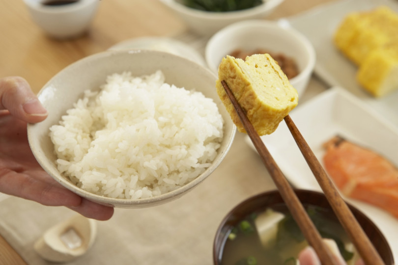Япония: Типичната японска закуска включва супа мисо (бел.ред. супа от паста мисо, тофу, гъби шийтаке и водораслиуакаме), задушен бял ориз, мариновани зеленчуци, протеини като риба и японски омлет тамагояки.