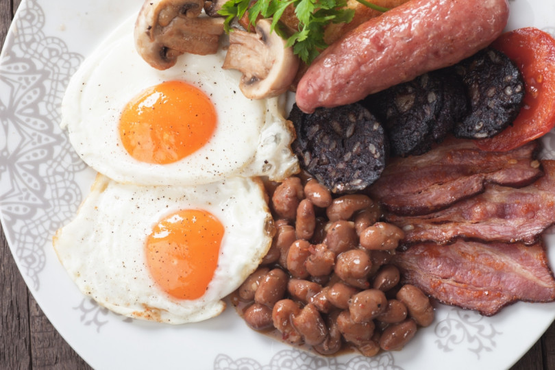Англия: Всички сме чували за обилната английска закуска, която включва яйца, колбаси, бекон, боб, гъби и варени домати.