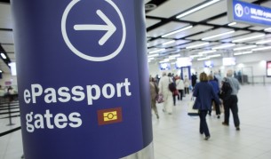 Въоръжен французин е арестуван на летище "Гетуик"