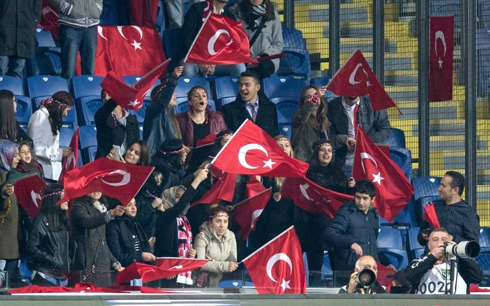 В Турция се срамуват от феновете, те имат обяснение