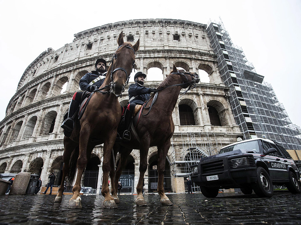 Италиански карабинери патрул пред древния римски амфитеатър Колизеум в Рим, Италия.