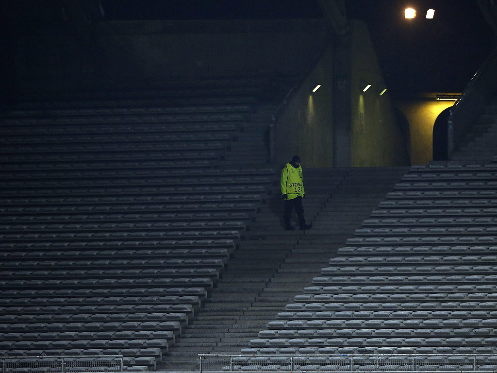 Човек по сигурноста на празните трибуни определени за привържениците на КАА Гент. Те бяха блокирани от френските власти да пътуват до Франция, за футболния мач от Лига УЕФА група H между КАА Гент и Олимпик Лион, в Лион, Франция