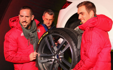 СНИМКИ и ВИДЕО: Лам и Рибери сменяха гуми заради нов спонсор на Байерн