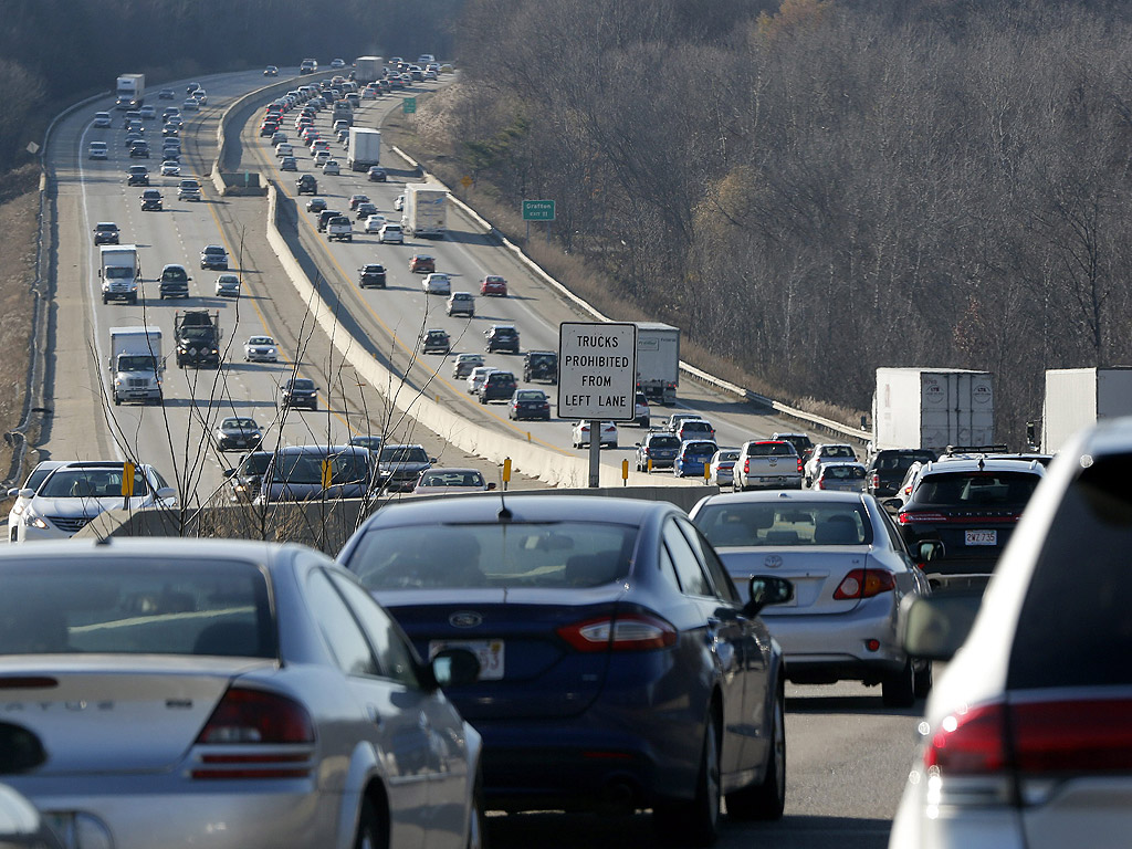 Интензивен трафик по масачузетската магистрала (Interstate 90) Хората пътуват за празника на благодарността и американската автомобилна асоциация (AAA) изчислява, че 47 милиона души ще пътуват за Деня на благодарността, 90 на сто от тях с кола
