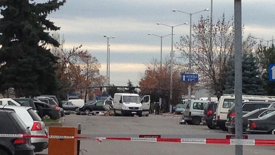 Няма бомба на летище София, Т1 остава затворен
