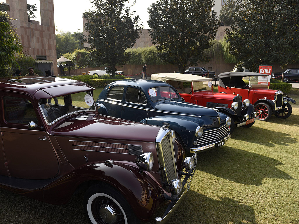 Ретро автомобили са изложени по време на шоу, организирано от Vintage и Classic Car Club на Пакистан в Исламабад, Пакистан. Над 60 ретро и класически автомобили бяха изложени