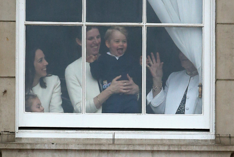 Принц Джордж наблюдава парада по случай рождения ден на прабаба си кралица Елизабет от ръцете на детегледачката си.