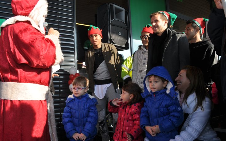 Деца украсиха елхата на Лудогорец