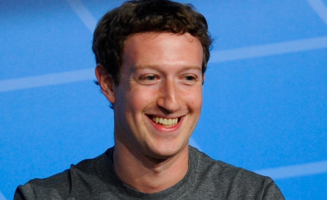 Марк Елиът Зукърбърг се ражда на 14 май 1984 г. в градчето Уайт Пайнс, щат Ню Йорк. На 12-годишна възраст Марк разработва на „БЕЙСИК“ първата си „социална мрежа“, която неговият баща - зъболекар, въвежда в практиката си, за да се осведомява от секретарката си за следващия пациент. Днес той е създател на най-голямата социална мрежа в света - "Фейсбук"