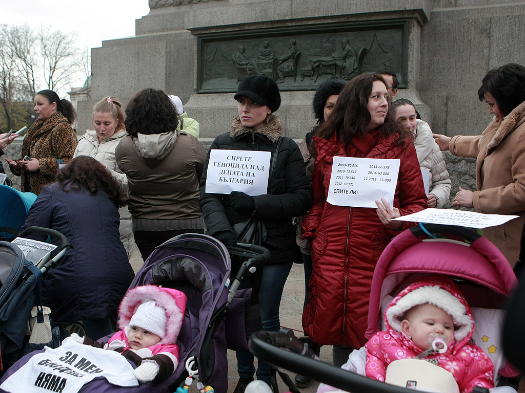 Десетки майки се събраха пред Народното събрание на протест за осигуряване на повече грижи за децата. Майките са заедно със своите деца носят транспаранти "Децата на България - изчезващ вид" и тениски "За мен бюджет няма"