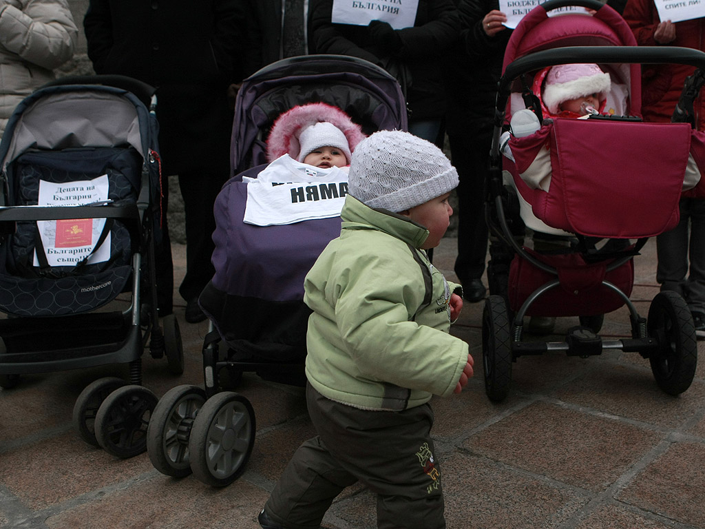 Десетки майки се събраха пред Народното събрание на протест за осигуряване на повече грижи за децата. Майките са заедно със своите деца носят транспаранти "Децата на България - изчезващ вид" и тениски "За мен бюджет няма"