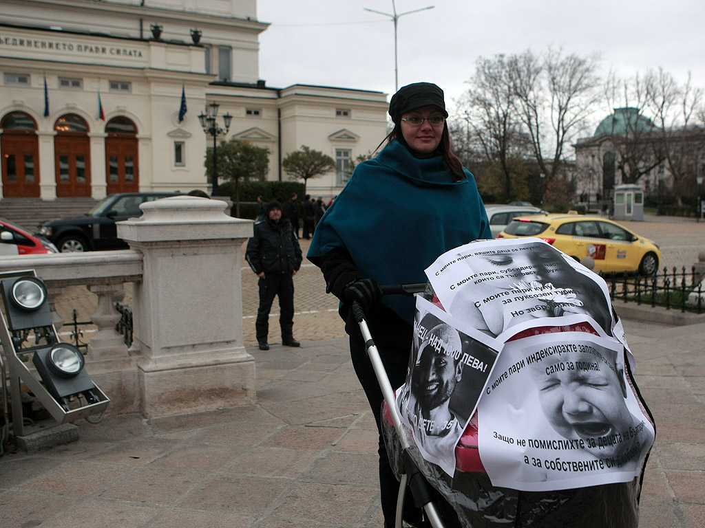 Десетки майки се събраха пред Народното събрание на протест за осигуряване на повече грижи за децата. Майките са заедно със своите деца носят транспаранти "Децата на България - изчезващ вид" и тениски "За мен бюджет няма"