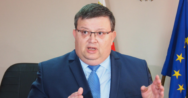 Главният прокурор Сотир Цацаров попита дали критиките към показния арест