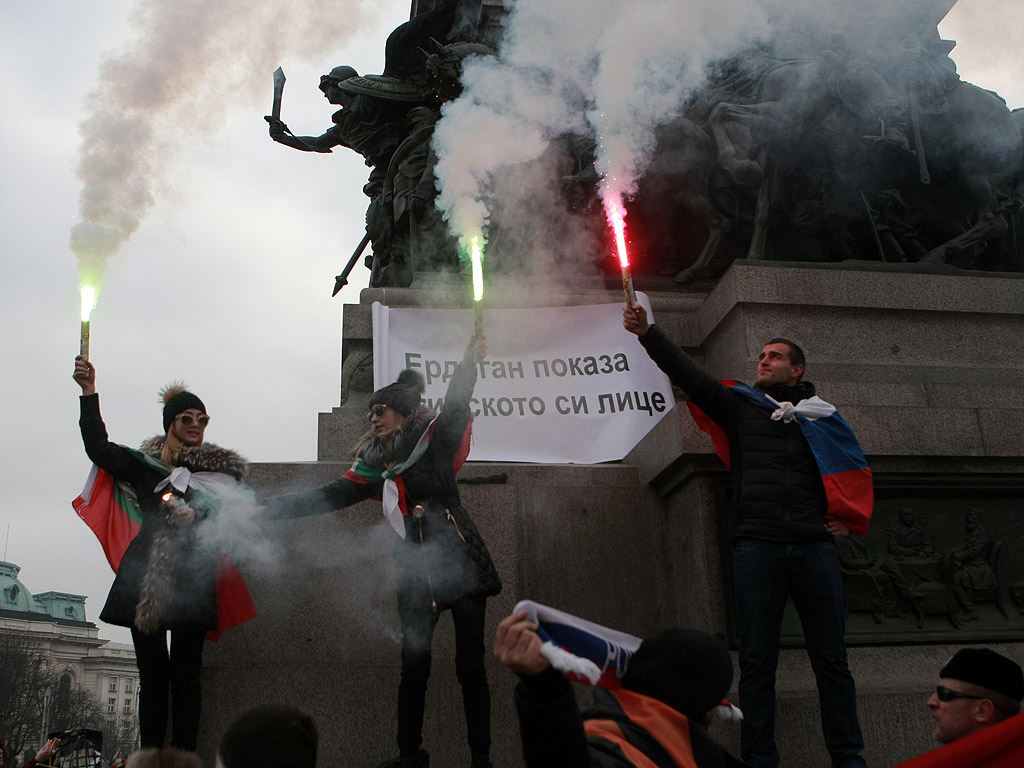 Стотици българи се събраха днес в 11 ч. пред БНБ за обявеното шествие – митинг срещу посещението на премиера на Турция Давутоглу , организирано от партия Атака.