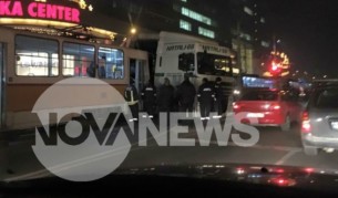 Товарен автомобил и трамвай се удариха в София