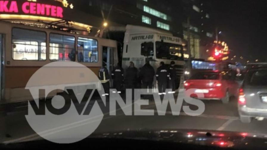 Товарен автомобил и трамвай се удариха в София