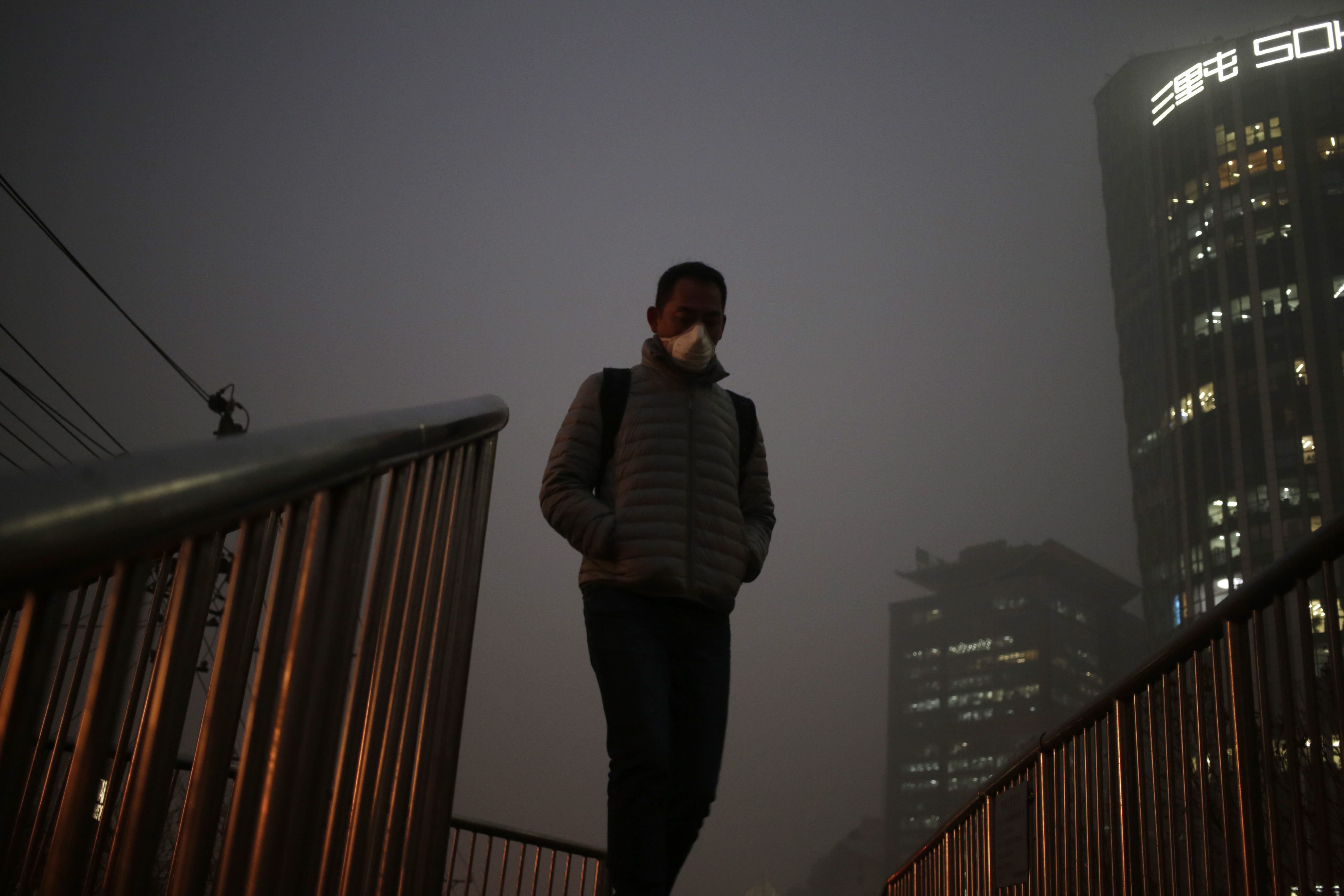 Китайския Национален метеорологичен институт съобщи, че смогът ще се разпростира от град Сиан през Пекин до Шънян и Харбин в североизточната част на страната.