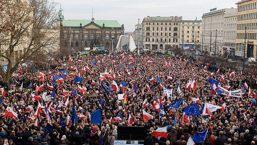 Хиляди излязоха на масови протести Полша
