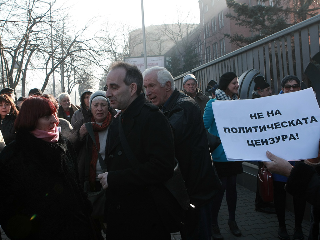 Протестиращите срещу спирането на предаването "Деконструкция" по програма "Хоризонт" блокираха движението по бул. "Драган Цанков" пред сградата на БНР