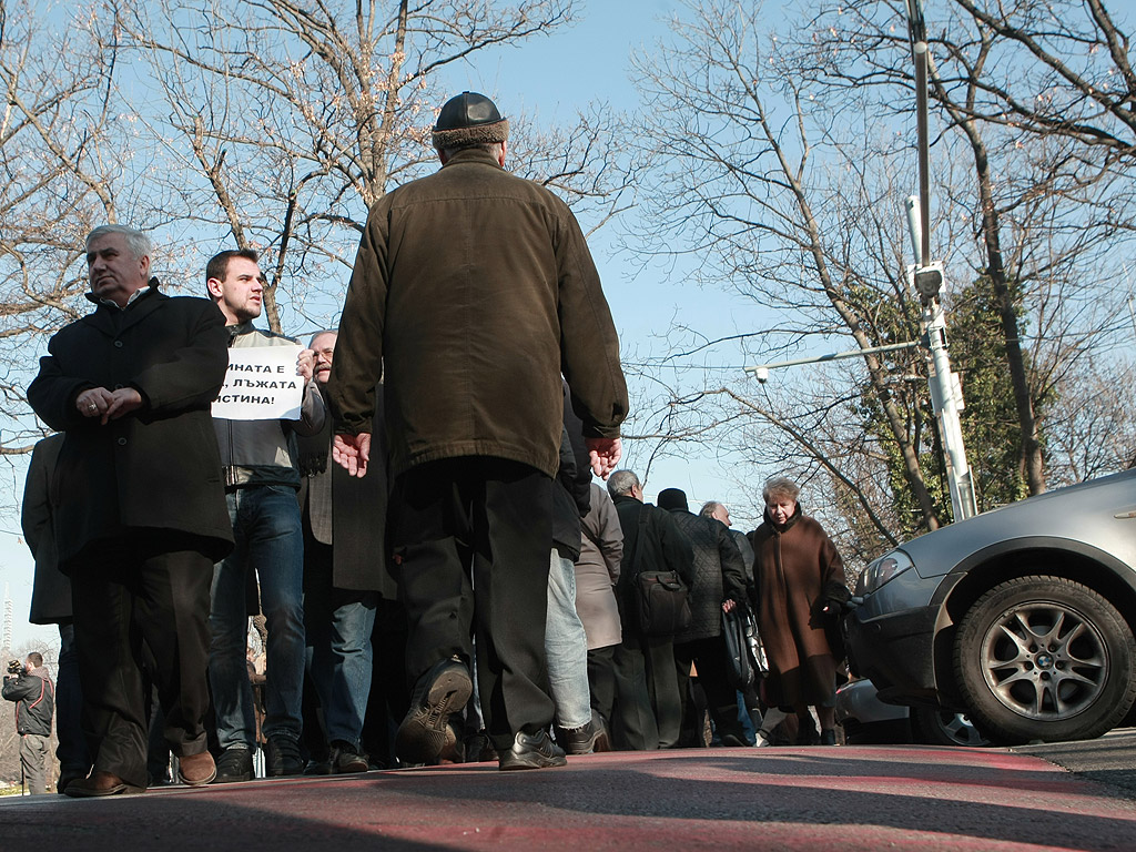 Протестиращите срещу спирането на предаването "Деконструкция" по програма "Хоризонт" блокираха движението по бул. "Драган Цанков" пред сградата на БНР