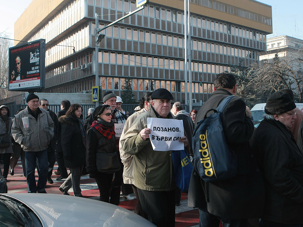 Протестиращите срещу спирането на предаването "Деконструкция" по програма "Хоризонт" блокираха движението по бул. "Драган Цанков" пред сградата на БНР