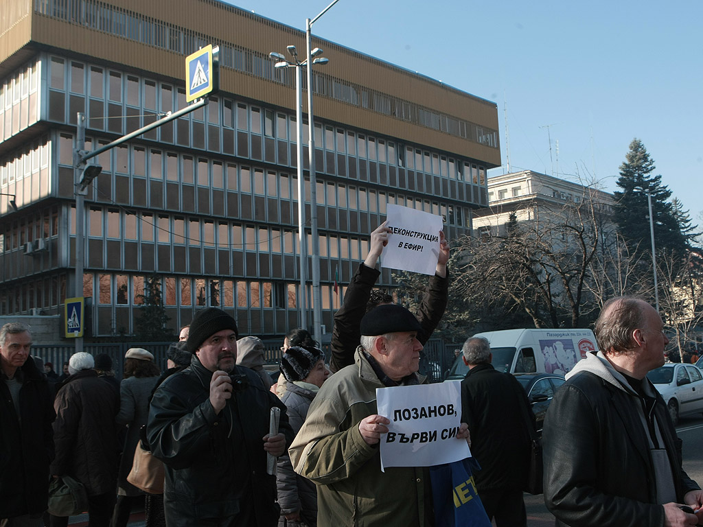 Протестиращите срещу спирането на предаването "Деконструкция" по програма "Хоризонт" блокираха движението по бул. "Драган Цанков" пред сградата на БНР