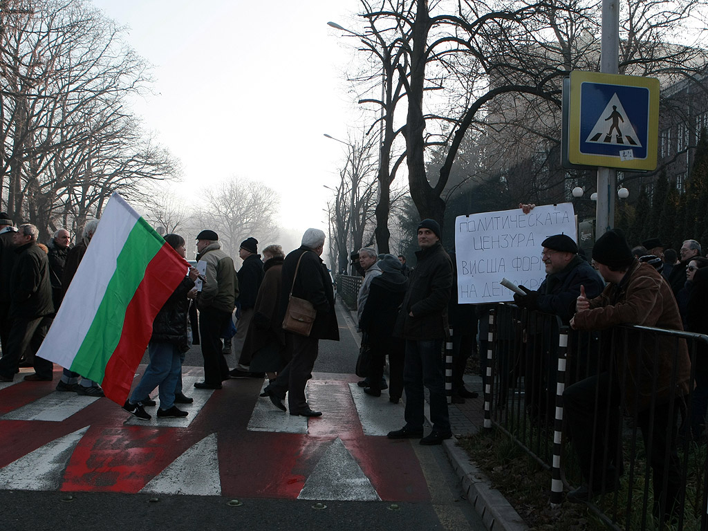 Протестиращите срещу спирането на предаването "Деконструкция" по програма "Хоризонт" блокираха движението по бул. "Драган Цанков" пред сградата на БНР