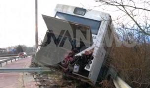 Градски автобус се обърна в София (видео)