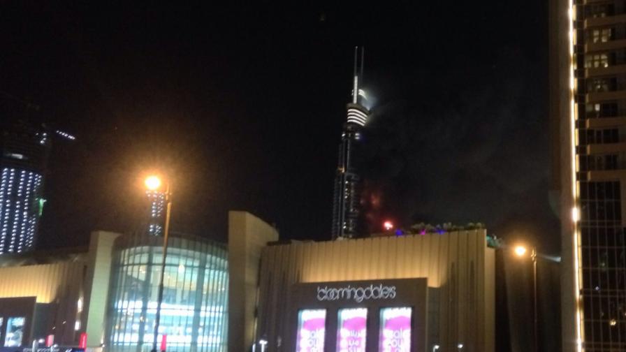 Огромен пожар в хотел в Дубай не спря тържествата (видео)