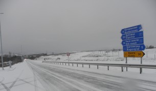 Снегът предизвика сериозни проблеми и катастрофи