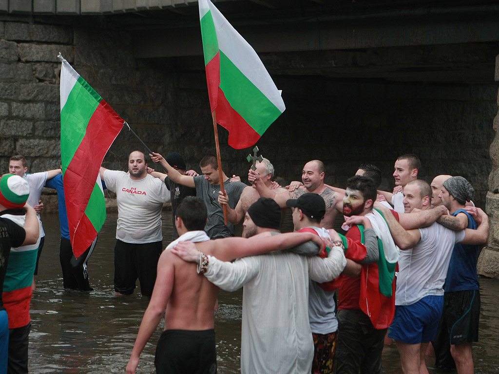 32-годишният Стефан Цеков извади кръста на Богоявление от водите на река Джерман при Наков мост в Дупница.