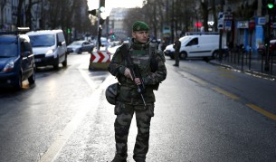 Мароканец, застрелян в Париж със знаме на „Даеш”