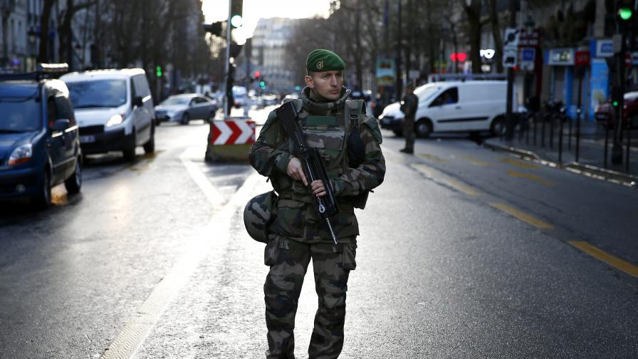 Мароканец, застрелян в Париж със знаме на „Даеш”