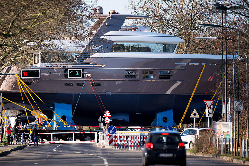 Яхтата Princess 30M се транспортира по суша в Дюселдорф, Германия. 30-метра дълга, 120-тонната яхта ще бъде изложена на Панаира Boat 2016.
