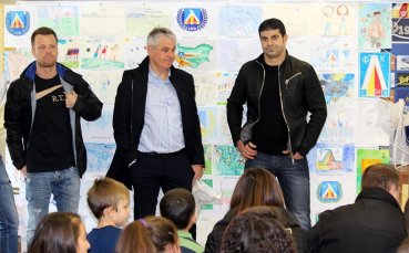 Футболистите на Левски награждават деца на изложба