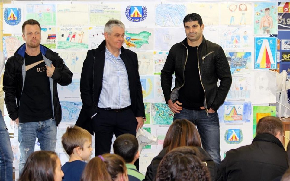 Футболистите на Левски награждават деца на изложба