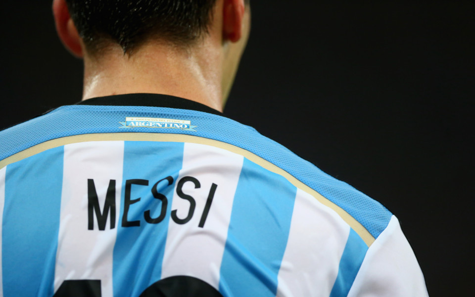 Хамес или Агуеро сменят Меси на корицата на FIFA