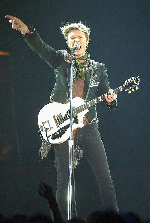 Британската роклегенда Дейвид Бауи почина след дълга борба с рака