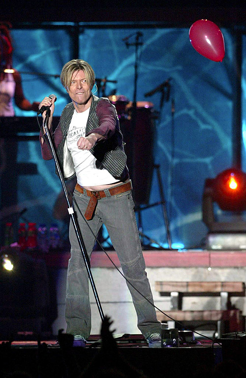 Британската роклегенда Дейвид Бауи почина след дълга борба с рака